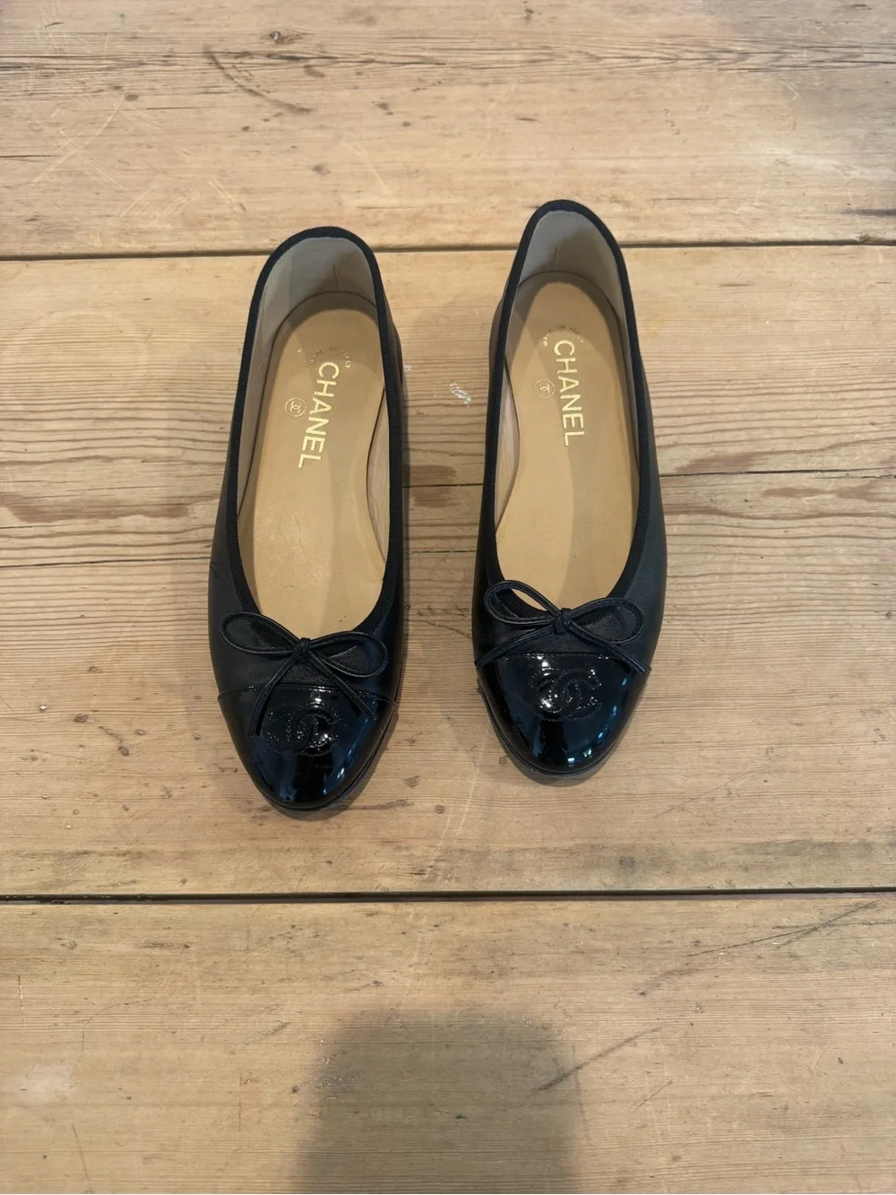 CHANEL Black leather with patent toe flat size 37.5